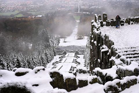 Auch abseits der Wasserspiele hat der Bergpark Wilhelmshöhe viel zu bieten. (Archivbild) Foto: Uwe Zucchi/dpa