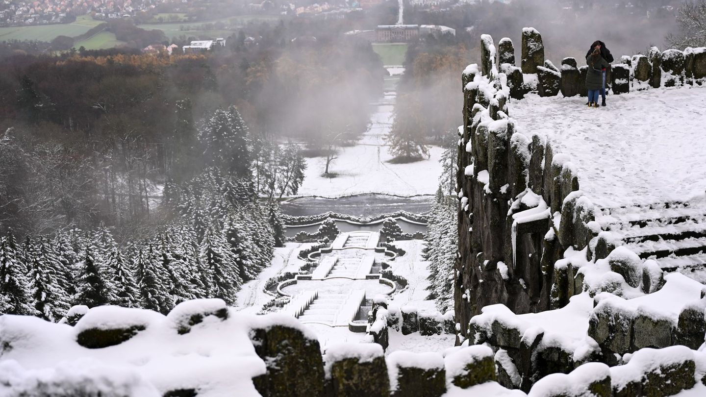 Auch abseits der Wasserspiele hat der Bergpark Wilhelmshöhe viel zu bieten. (Archivbild) Foto: Uwe Zucchi/dpa