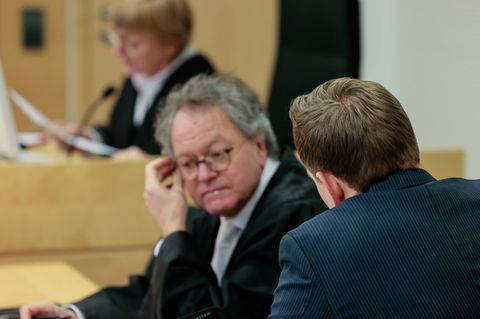 Der angeklagte Jurist (nur sein Hinterkopf ist zu sehen) sieht strafrechtlich keine Schuld bei sich. Foto: David Ebener/dpa