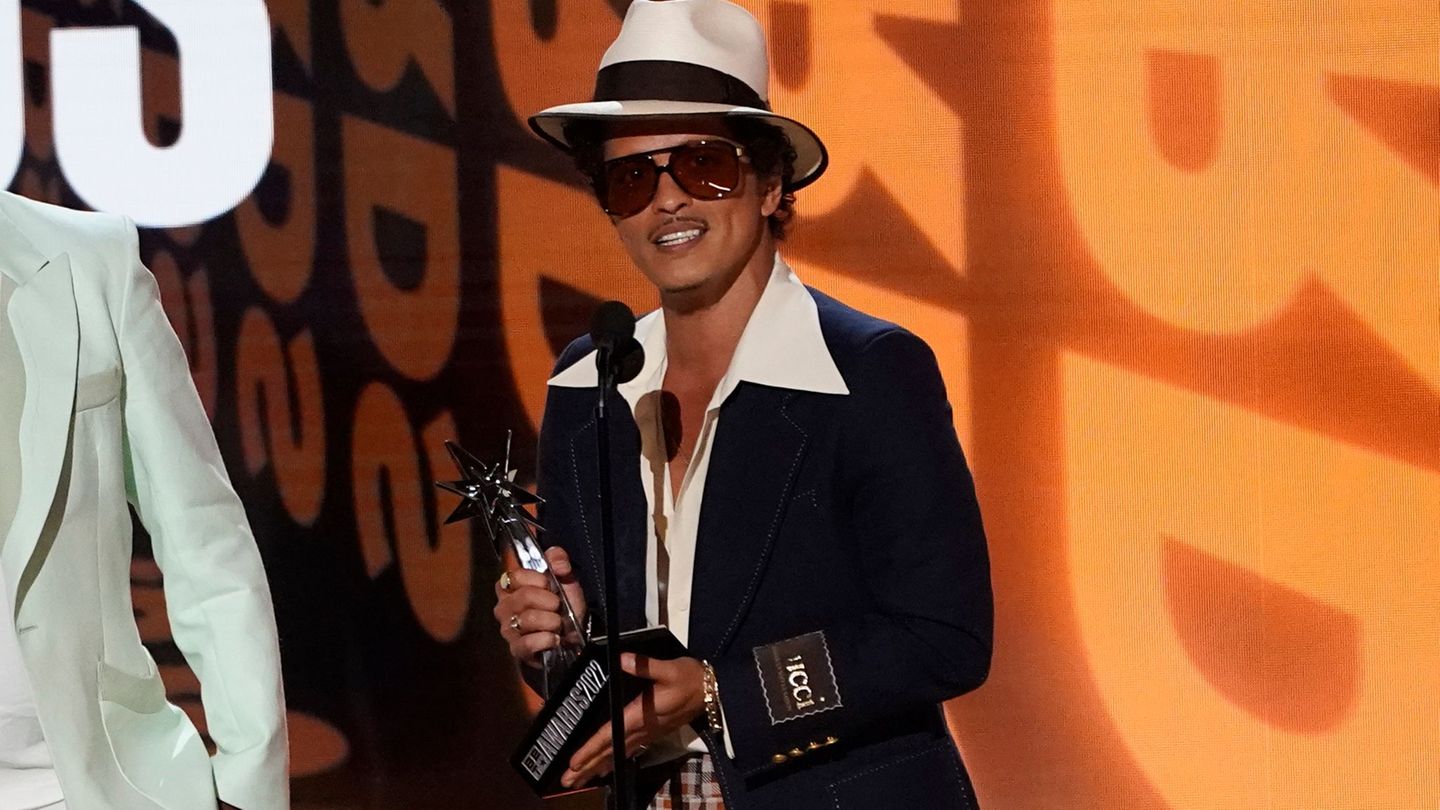 Bruno Mars beteiligte sich zuletzt an Singles mit anderen Künstlern wie Lady Gaga, sein letztes Soloalbum erschien allerdings vo