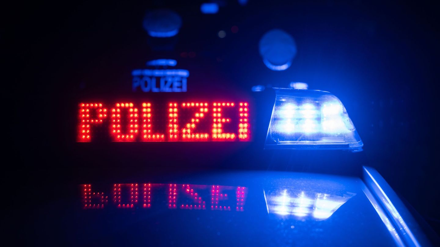 Ein betrunkener Mann rennt mutmaßlich in psychischem Ausnahmezustand vor ein Auto und beißt später den Barbetreiber in den Obera