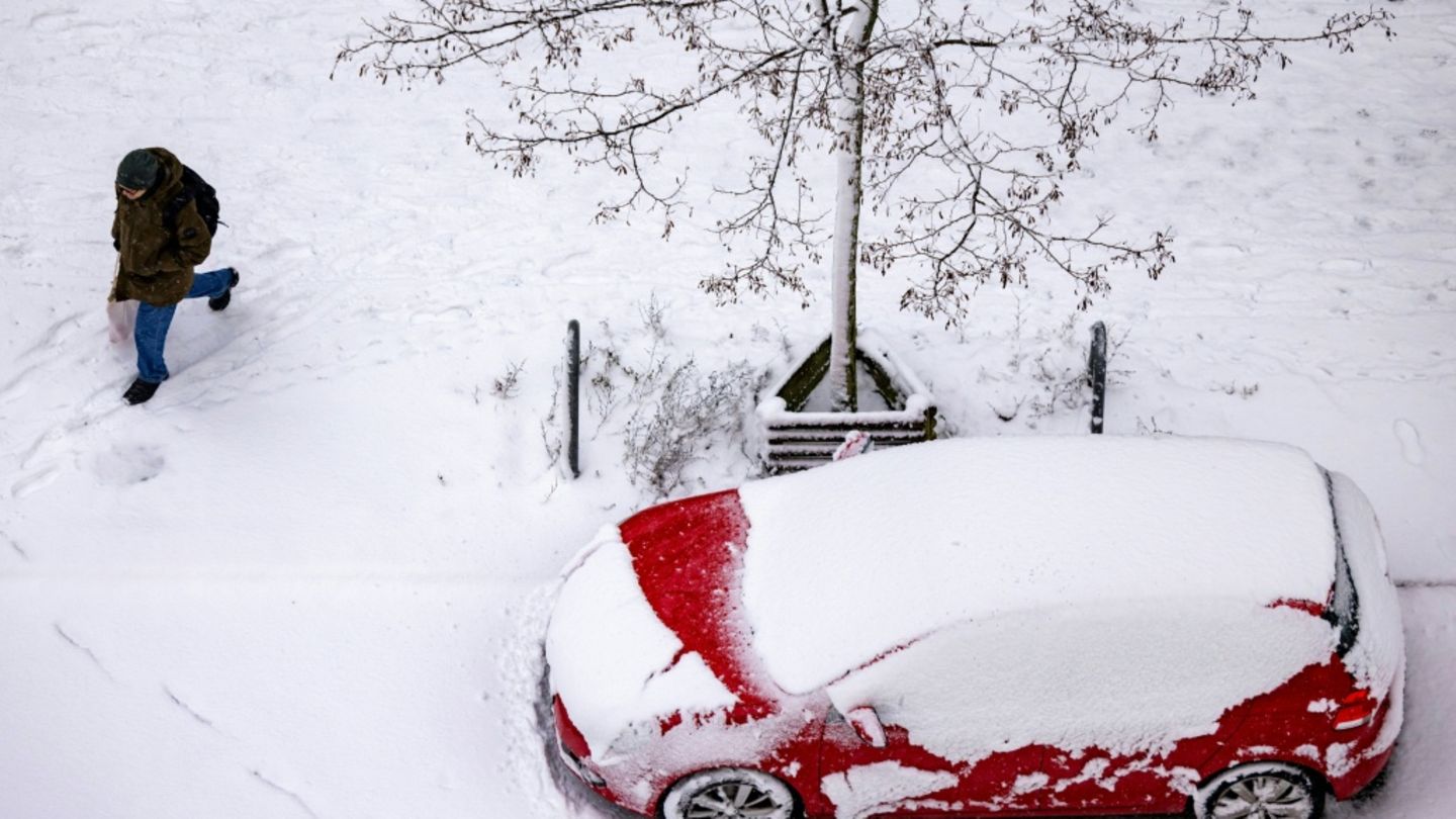 Auto in verschneitem Berlin