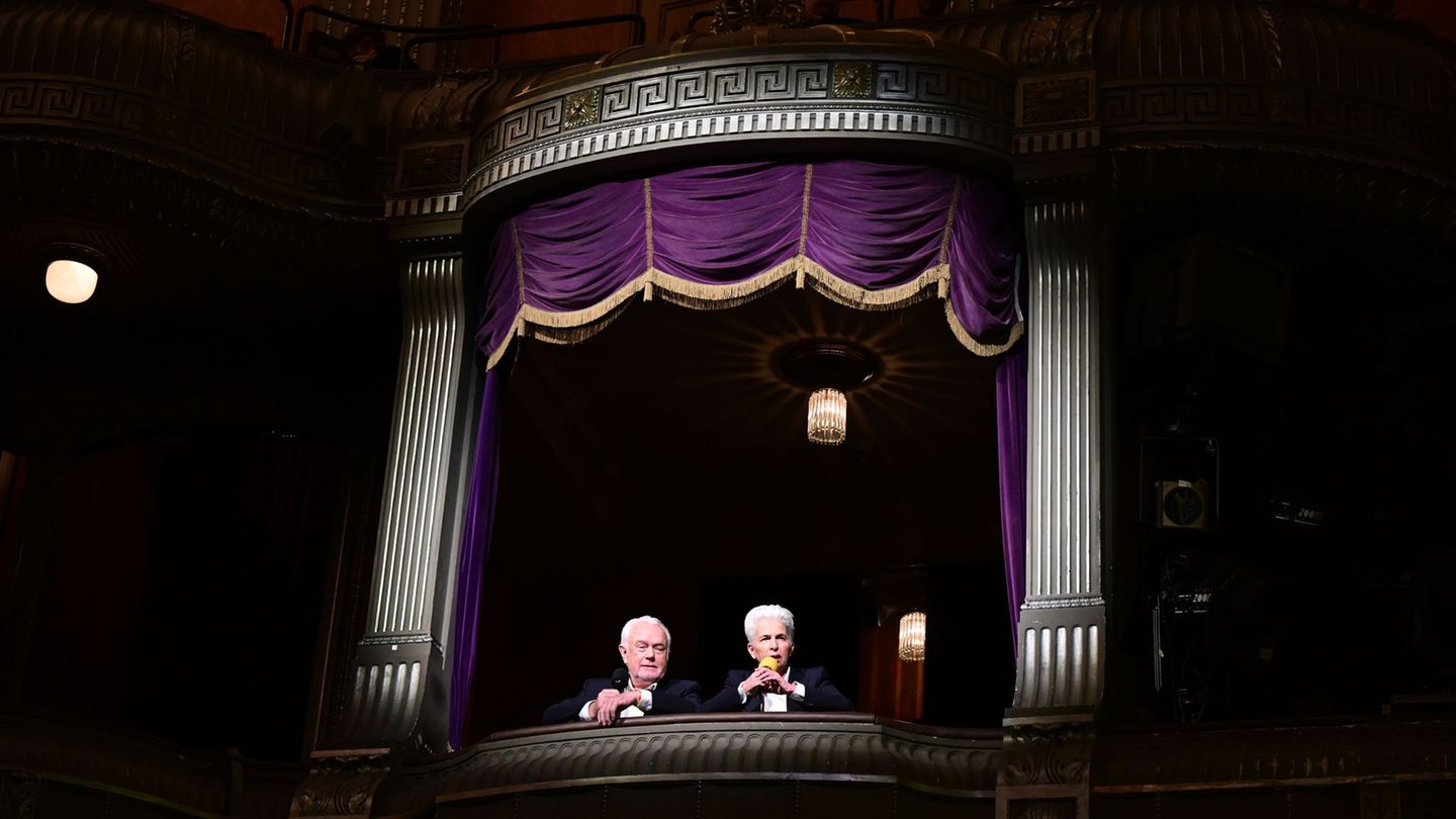 Das Publikum hatte nicht mit der Einlage gerechnet. Foto: Bernd Weißbrod/dpa