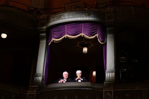 Das Publikum hatte nicht mit der Einlage gerechnet. Foto: Bernd Weißbrod/dpa