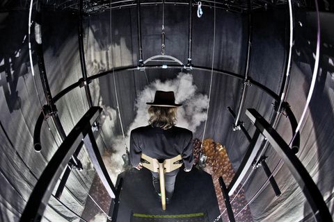 Udo Lindenberg schwebt über einer Bühne