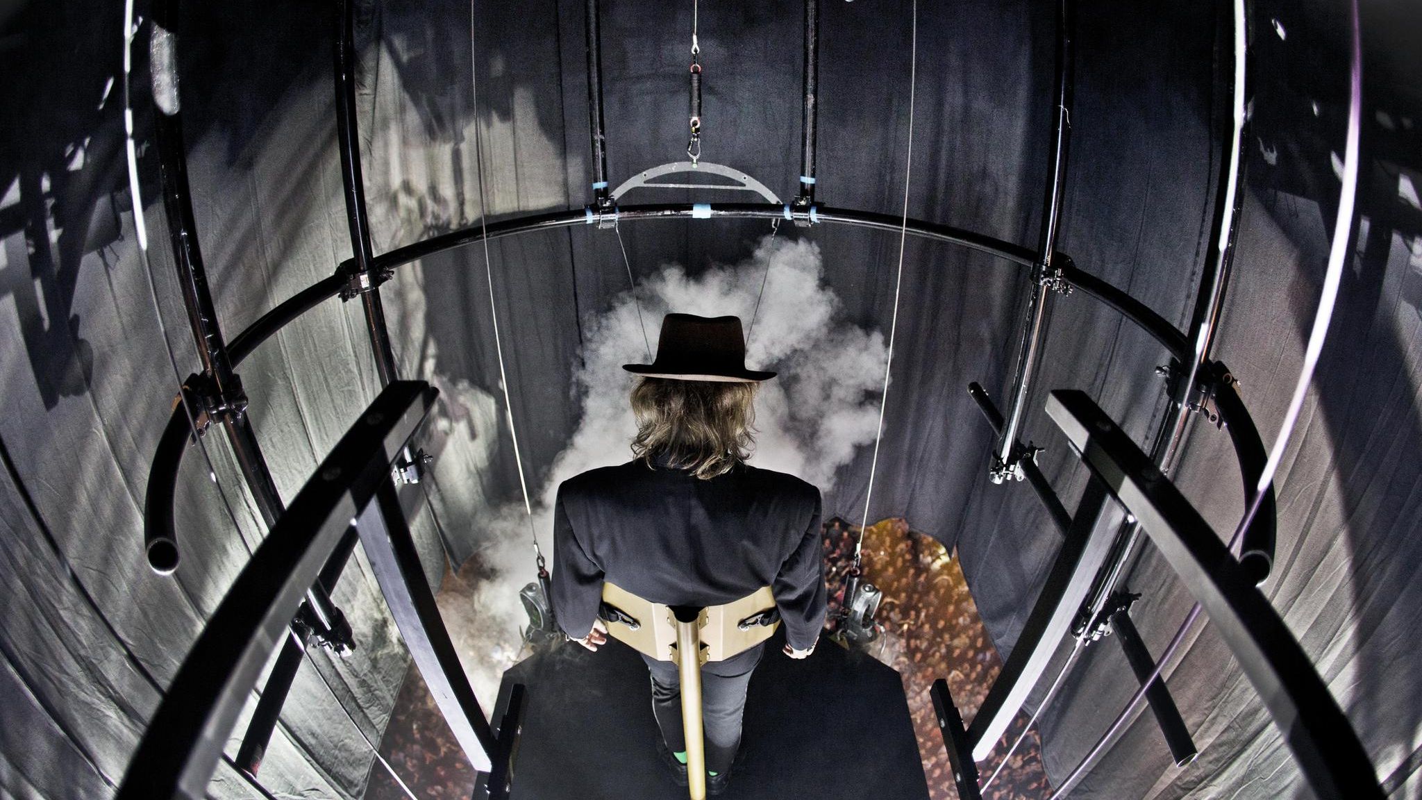 Udo Lindenberg schwebt über einer Bühne