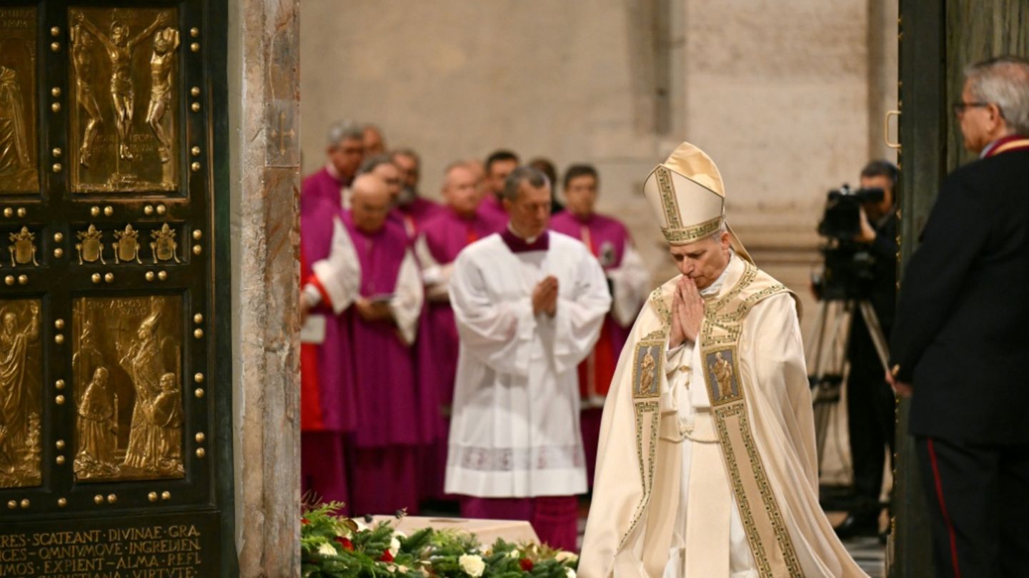 Papst Leo XIV. betet vor der "Heiligen Pforte"