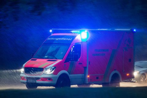 Ein Rettungsdienst brachte den 39-Jährigen in ein Krankenhaus. (Symbolbild) Foto: Silas Stein/dpa