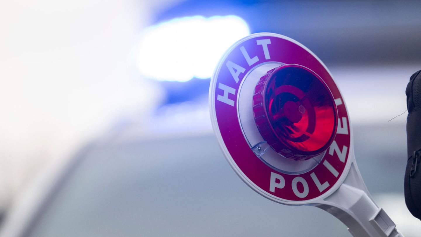 Ein junger Autofahrer soll bei einer Kontrolle geflohen und eine Polizistin mitgeschleift haben. Foto: Marijan Murat/dpa