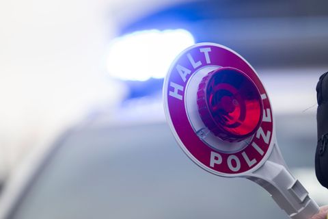 Ein junger Autofahrer soll bei einer Kontrolle geflohen und eine Polizistin mitgeschleift haben. Foto: Marijan Murat/dpa