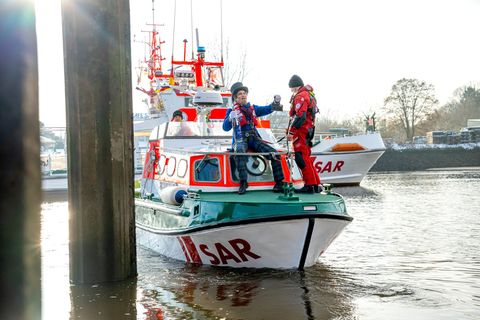 Der verkleidete Schneider konnte die Weser auch dieses Jahr nur mit Hilfe der Seenotretter queren. Foto: Sina Schuldt/dpa