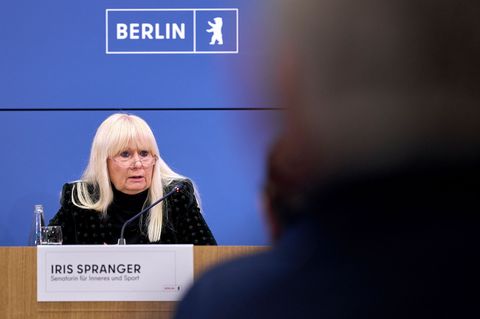 Iris Spranger und der Senat geben ein Update zum Stromausfall. Foto: Michael Ukas/dpa