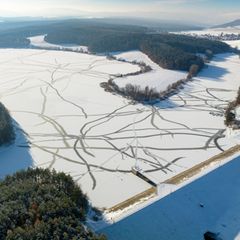Die Thüringer Fernwasserversorgung warnt davor, die Eisflächen zu betreten. Die Gefahr, dass das Eis bricht, ist an den Stauanla