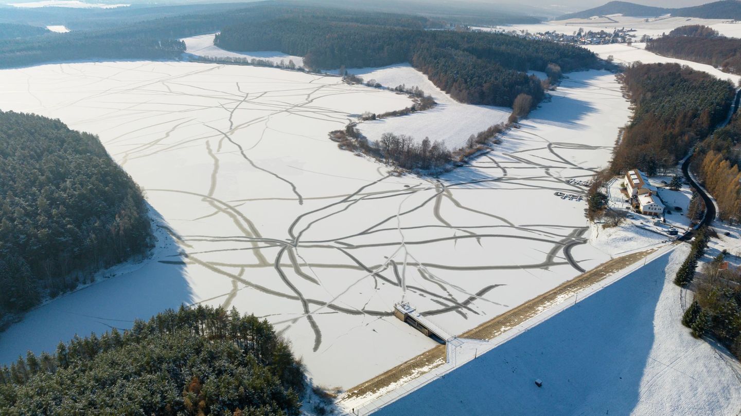 Die Thüringer Fernwasserversorgung warnt davor, die Eisflächen zu betreten. Die Gefahr, dass das Eis bricht, ist an den Stauanla