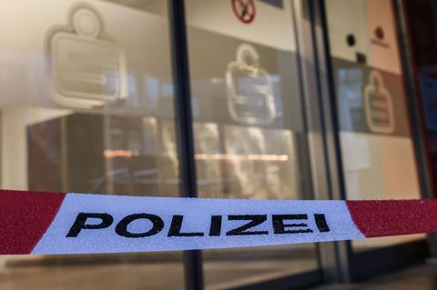 Ein Absperrband der Polizei hängt vor der Sparkasse in Gelsenkirchen-Buer. Unbekannte hatten dort Beute in Millionenhöhe gemacht