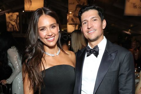 Jessica Alba und Danny Ramirez zeigten sich am 8. November vertraut bei der Baby2Baby-Gala in West Hollywood.