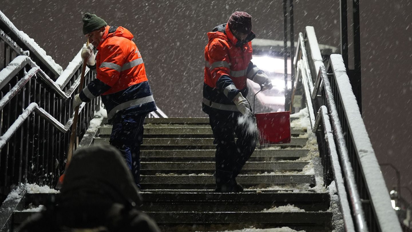 Trotz des Dauereinsatzes sind Städte in SH und MV noch gut mit Streugut versorgt. Foto: Marcus Brandt/dpa