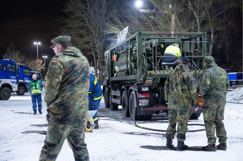 Ein Tankwagen der Bundeswehr stellt auf einem Gelände des Technischen Hilfswerks in Berlin Dieselkraftstoff bereit