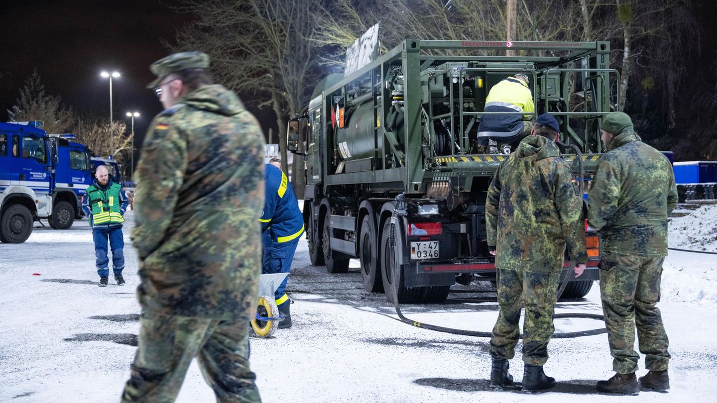 Ein Tankwagen der Bundeswehr stellt auf einem Gelände des Technischen Hilfswerks in Berlin Dieselkraftstoff bereit