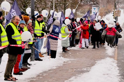 Mit einer Menschenschlange wird an der Kieler Förde demonstriert. Foto: Frank Molter/dpa