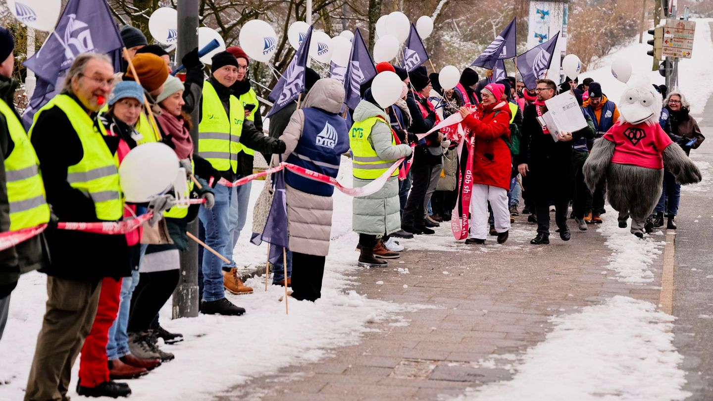 Mit einer Menschenschlange wird an der Kieler Förde demonstriert. Foto: Frank Molter/dpa