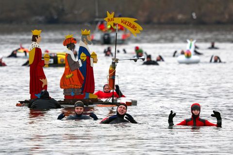 Teilnehmer des 40. Drei-König-Schwimmens treiben im Wasser des Mains. Foto: Karl-Josef Hildenbrand/dpa