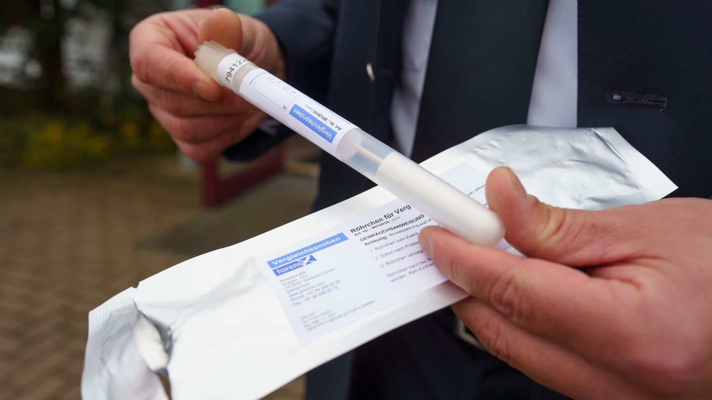Die Polizei entnimmt freiwillige Speichelproben. (Symbolbild) Foto: Frank Rumpenhorst/dpa