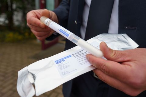 Die Polizei entnimmt freiwillige Speichelproben. (Symbolbild) Foto: Frank Rumpenhorst/dpa