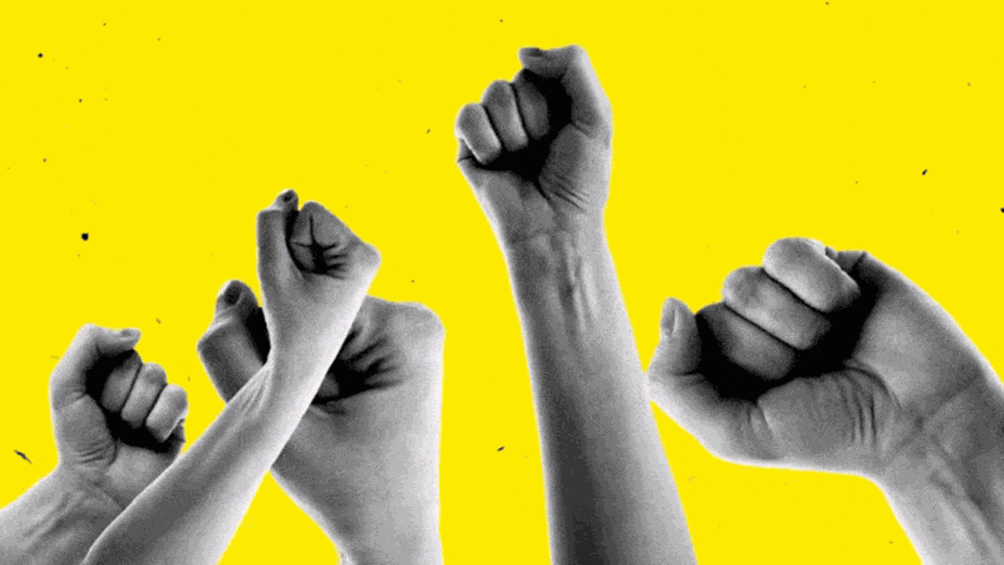 Fäuste heben sich in die Luft