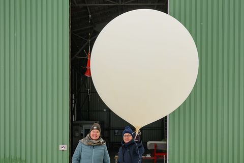 Der Wetterballon soll in über 30 Kilometern Höhe Wetterdaten sammeln. Foto: Patrick Pleul/dpa