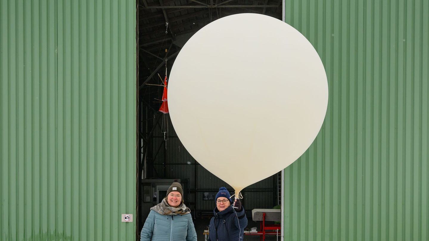 Der Wetterballon soll in über 30 Kilometern Höhe Wetterdaten sammeln. Foto: Patrick Pleul/dpa