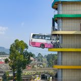 Chongqing, China. Wer diese Häuserwand in der Millionenstadt sieht, ist womöglich geschockt. Was zunächst wie ein schrecklicher und zugleich spektakulärer Unfall aussieht, ist jedoch eine Kunstinstallation. Betrachter können also durchatmen und sich das Werk in Ruhe anschauen