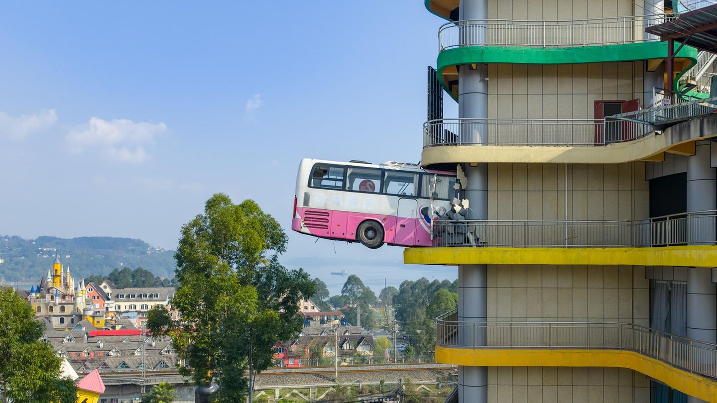 Chongqing, China. Wer diese Häuserwand in der Millionenstadt sieht, ist womöglich geschockt. Was zunächst wie ein schrecklicher und zugleich spektakulärer Unfall aussieht, ist jedoch eine Kunstinstallation. Betrachter können also durchatmen und sich das Werk in Ruhe anschauen