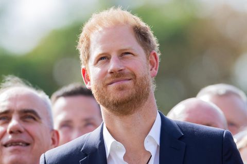 Prinz Harry schaut nach oben