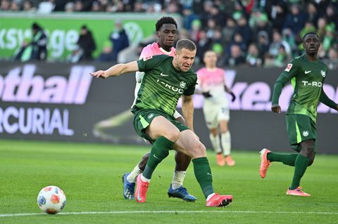 Denis Vavro (vorn) vom VfL Wolfsburg. (Archivbild). Foto: Swen Pförtner/dpa