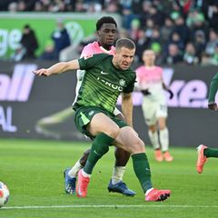 Denis Vavro (vorn) vom VfL Wolfsburg. (Archivbild). Foto: Swen Pförtner/dpa