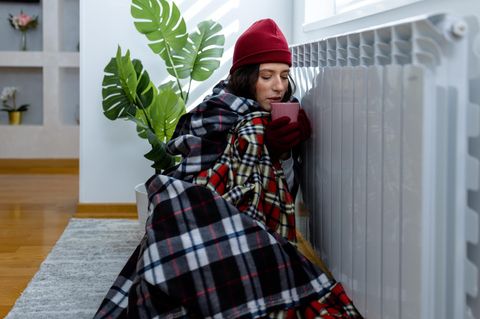 Bibbern in der eigenen Wohnung: Funktioniert die Heizung nicht, haben Mieterinnen und Mieter ein Recht auf Mietminderung