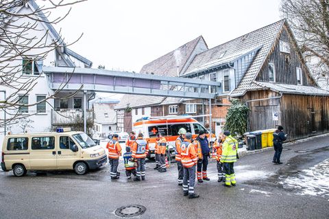 Oppenweiler bei Stuttgart: Rettungskräfte vor einem Wohnhaus