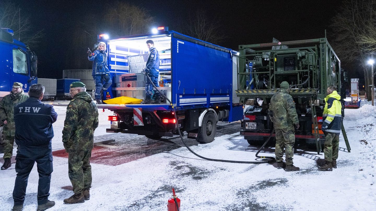 Ein Kraftstoffcontainer vom Technischen Hilfswerk THW wird auf einem Betriebshof vom THW von einem Tankwagen der Bundeswehr geta