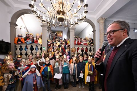 Rund 100 Sternsinger kamen in das von der Staatskanzlei genutzte Haus Dacheröden. Foto: Martin Schutt/dpa