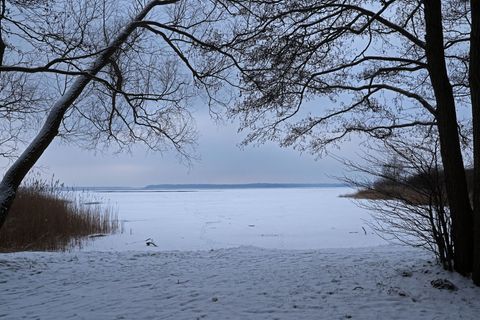 Der Kölpinsee ist mit Eis und Schnee bedeckt. Foto: Bernd Wüstneck/dpa