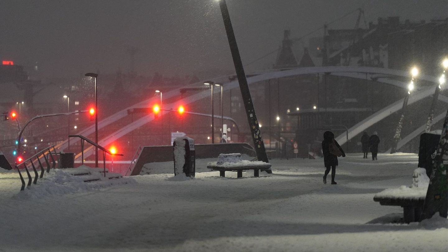 Für die Schneeräumung auf Gehwegen sind nach dem Hamburger Wegegesetz die Anlieger zuständig. Foto: Marcus Brandt/dpa
