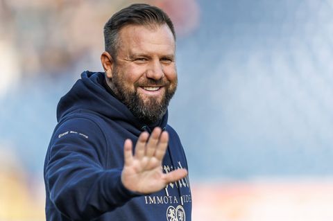 Wieder im Training: Eintracht Braunschweig und Chefcoach Heiner Backhaus. (Archivbild) Foto: Andreas Gora/dpa