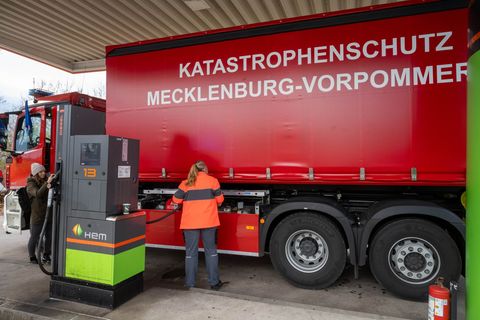 Für besondere Leistungen im Katastrophenschutz soll es künftig in MV ein Ehrenzeichen geben. (Archivbild) Foto: Stefan Sauer/dpa