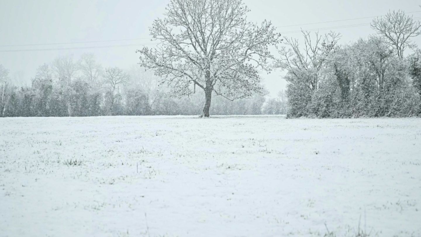 Schneebedeckte Landschaft in der Normandie