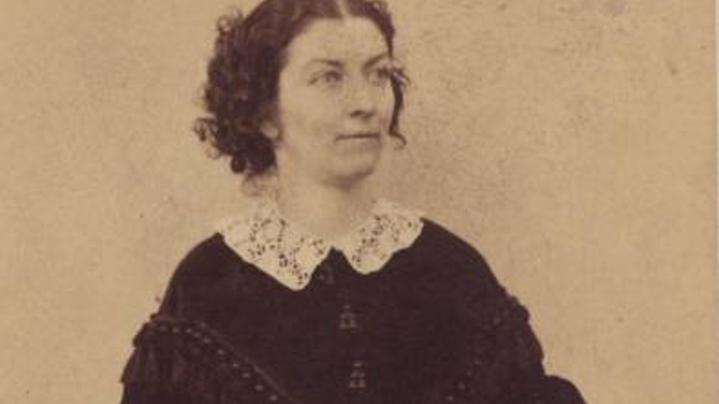 Die Irin Rosanna Gilbert, die sich als Tänzerin Lola Montez nannte, war die Geliebte des bayerischen Königs Ludwig I.. Nach Protesten unter der Münchner Bevölkerung kam es 1848 zur Abdankung des Monarchen.