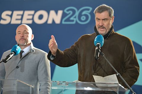 CSU-Chef Söder und Landesgruppenchef Hoffmann (links) fordern wie CDU-Chef Merz eine klare Priorität der Regierungsarbeit auf Wi