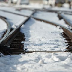 Bei Extremfrost oder starken Schneeverwehungen stoßen Weichenheizungen an ihre Grenzen. (Symbolbild) Foto: Matthias Balk/dpa