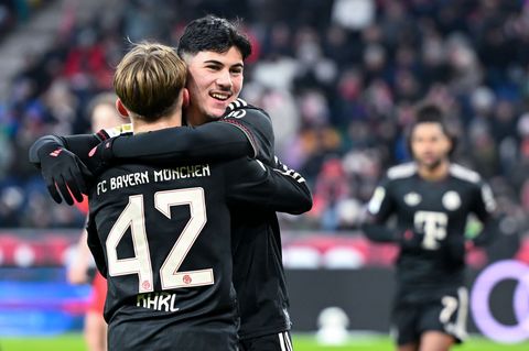 Lennart Karl (Nr 42.) wird nach seinem ersten Tor gefeiert. Foto: Sven Hoppe/dpa