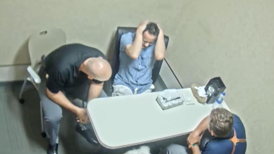 Thomas Perez Jr. mit zwei Polizisten während eines langen Verhörs